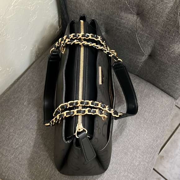 GUESS Black Shoulder Purse Gold Tone Hardware - Picture 5 of 16